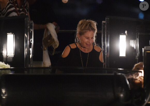 Barbra Streisand en vacances sur un yacht avec des amis à Portofino, Italie, le 7 août 2017.
