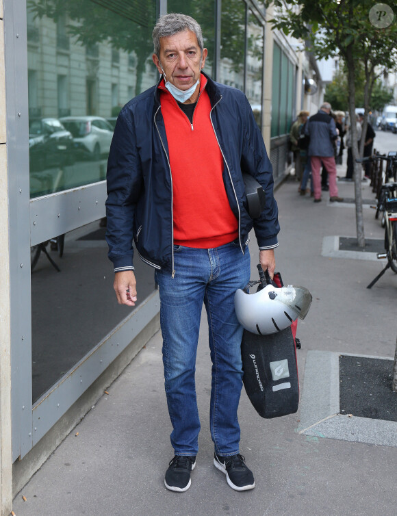 Exclusif - Le docteur Michel Cymes arrive devant les studios de RTL à Neuilly-sur-Seine, le 3 septembre 2020, pour animer sa chronique "Ca va beaucoup mieux".