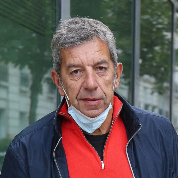 Exclusif - Le docteur Michel Cymes arrive devant les studios de RTL à Neuilly-sur-Seine, le 3 septembre 2020, pour animer sa chronique "Ca va beaucoup mieux".