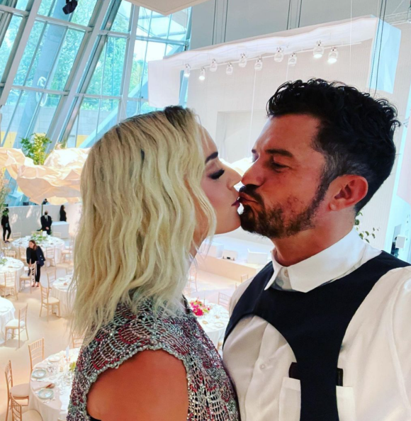 Katy Perry et Orlando Bloom, amoureux à la Fondation Louis Vuitton, à Paris.
