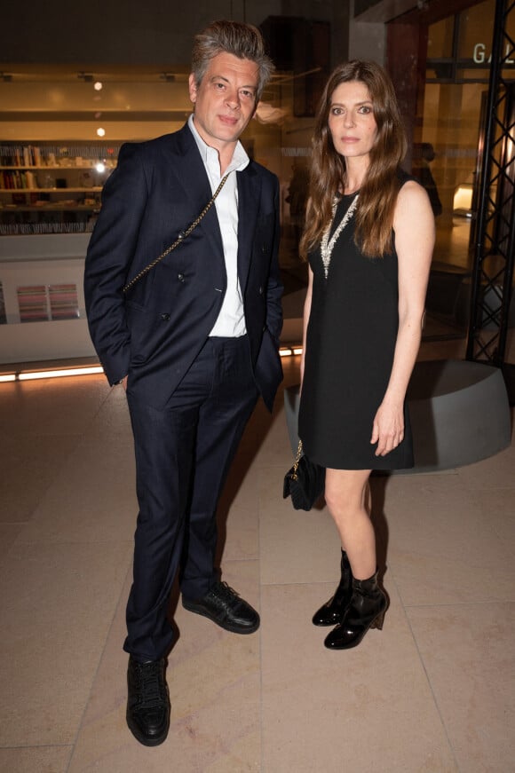 Benjamin Biolay et Chiara Mastrioanni assistent à la soirée de lancement des nouveaux parfums Louis Vuitton à la Fondation Louis Vuitton. Paris, le 5 juillet 2021.