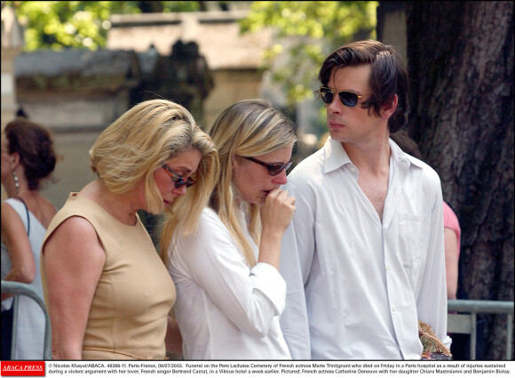 Catherine Deneuve, Chiara Mastroianni et Benjamin Biolay aux obsèques de Marie Trintignant à Paris. Le 6 août 2003.