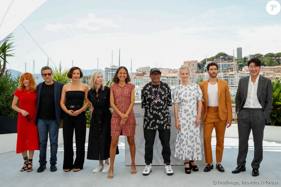 Mylène Farmer, Kieber Mendonça Filho, Maggie Gyllenhaal (habillée en Celine), Jessica Hausner, Mati Diop, Spike Lee (Président du jury), Mélanie Laurent, Tahar Rahim, Song Kang-Ho au photocall du jury officiel du 74ème festival international du film de Cannes le 6 juillet 2021 © Jacovides / Moreau / Bestimage