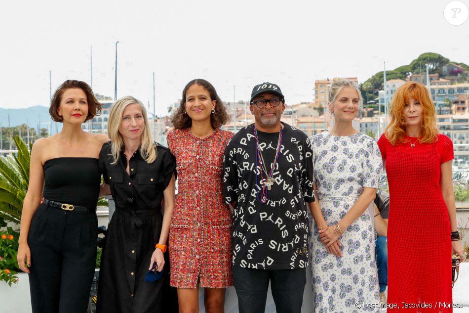 Maggie Gyllenhaal (habillée en Celine), Jessica Hausner, Mati Diop, Spike Lee (Président du jury), Mélanie Laurent, Mylène Farmer au photocall du jury officiel du 74ème festival international du film de Cannes le 6 juillet 2021 © Jacovides / Moreau / Bestimage