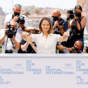 Jodie Foster (Palme d'Or d'Honneur du 74ème festival du film de Cannes) - Photocall avec Jodie Foster, Palme d'Or d'Honneur lors du 74ème Festival International du film de Cannes, France, le 6 juillet 2021. © Jacovides / Moreau / Bestimage