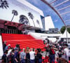 Pose du tapis rouge devant le palais des festivals, quelques heures avant l'ouverture du festival de Cannes (6-17 juillet 2021). Le 6 juillet 2021. © Norbert Scanella / Panoramic / Bestimage