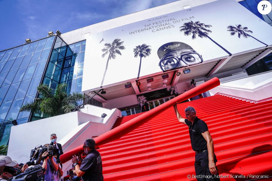 Pose du tapis rouge devant le palais des festivals, quelques heures avant l'ouverture du festival de Cannes (6-17 juillet 2021). Le 6 juillet 2021. © Norbert Scanella / Panoramic / Bestimage