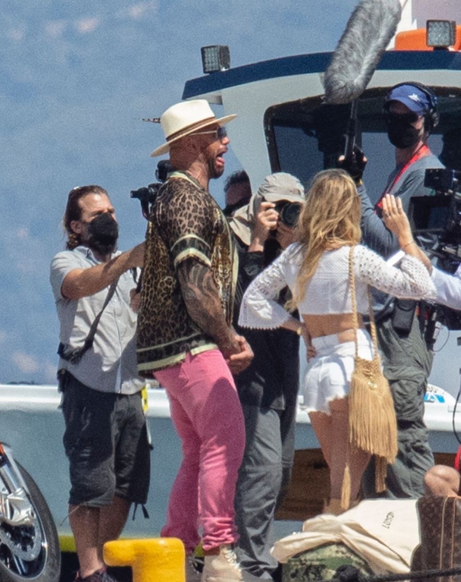 Exclusif - Daniel Craig et Kate Hudson tournent le film "Knives Out 2" sur l'île de Spetses en Grèce, le 29 juin 2021. Ils sont entourés de David Batista, Madelyn Cline et Leslie Odom Jr.