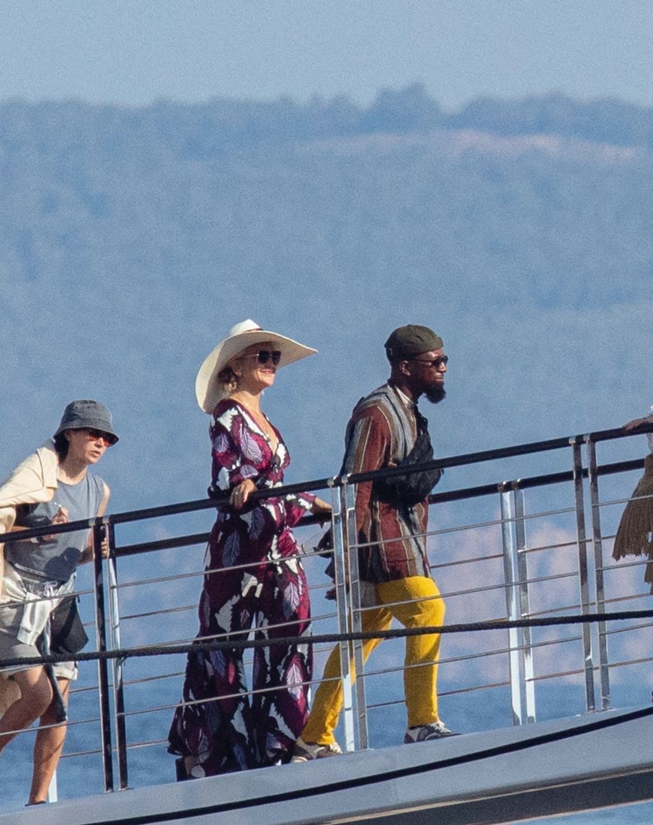 Exclusif - Daniel Craig et Kate Hudson tournent le film "Knives Out 2" sur l'île de Spetses en Grèce, le 29 juin 2021. Ils sont entourés de David Batista, Madelyn Cline et Leslie Odom Jr.