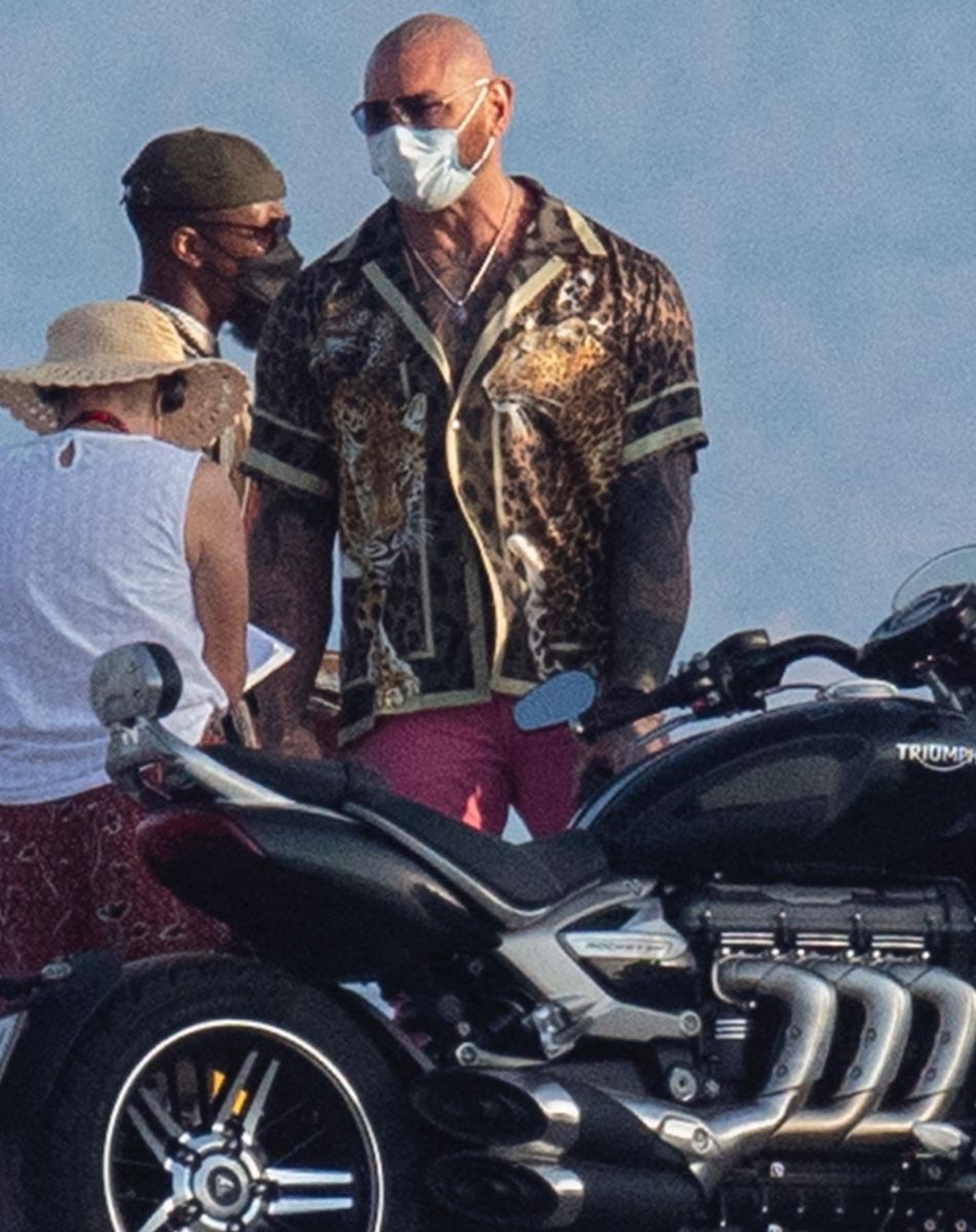 Exclusif - Daniel Craig et Kate Hudson tournent le film "Knives Out 2" sur l'île de Spetses en Grèce, le 29 juin 2021. Ils sont entourés de David Batista, Madelyn Cline et Leslie Odom Jr.