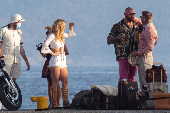 Exclusif - Daniel Craig et Kate Hudson tournent le film "Knives Out 2" sur l'île de Spetses en Grèce, le 29 juin 2021. Ils sont entourés de David Batista, Madelyn Cline et Leslie Odom Jr.
