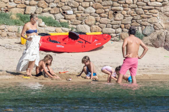 Kate Hudson prend des photos de ses enfants Ryder, Rani Rose et Bingham avec son compagnon Danny Fujikawa à Skiathos en Grèce le 19 juin 2021
