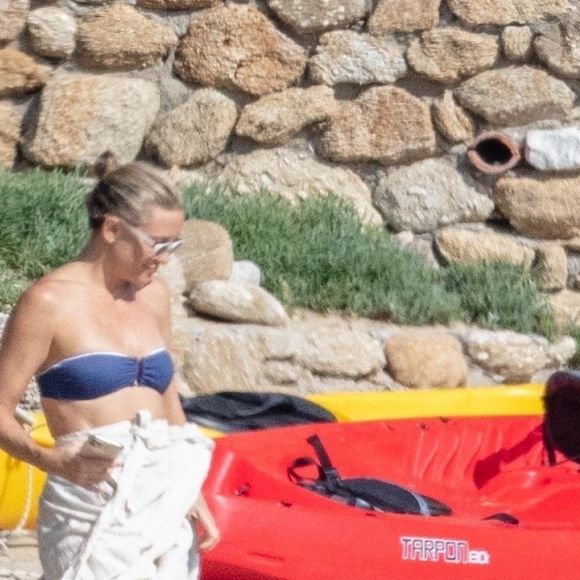 Kate Hudson prend des photos de ses enfants Ryder, Rani Rose et Bingham avec son compagnon Danny Fujikawa à Skiathos en Grèce le 19 juin 2021