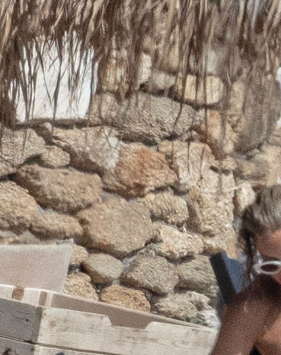 Kate Hudson prend des photos de ses enfants Ryder, Rani Rose et Bingham avec son compagnon Danny Fujikawa à Skiathos en Grèce le 19 juin 2021