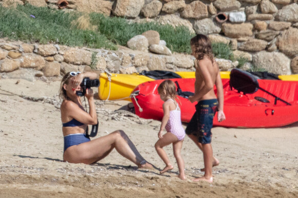 Kate Hudson prend des photos de ses enfants Ryder, Rani Rose et Bingham avec son compagnon Danny Fujikawa à Skiathos en Grèce le 19 juin 2021