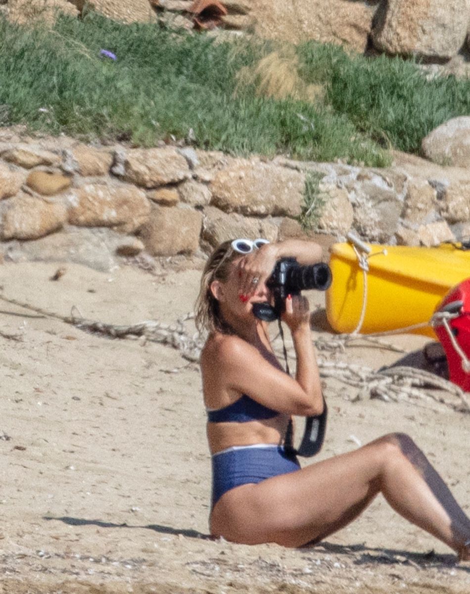Kate Hudson prend des photos de ses enfants Ryder, Rani Rose et Bingham avec son compagnon Danny Fujikawa à Skiathos en Grèce le 19 juin 2021