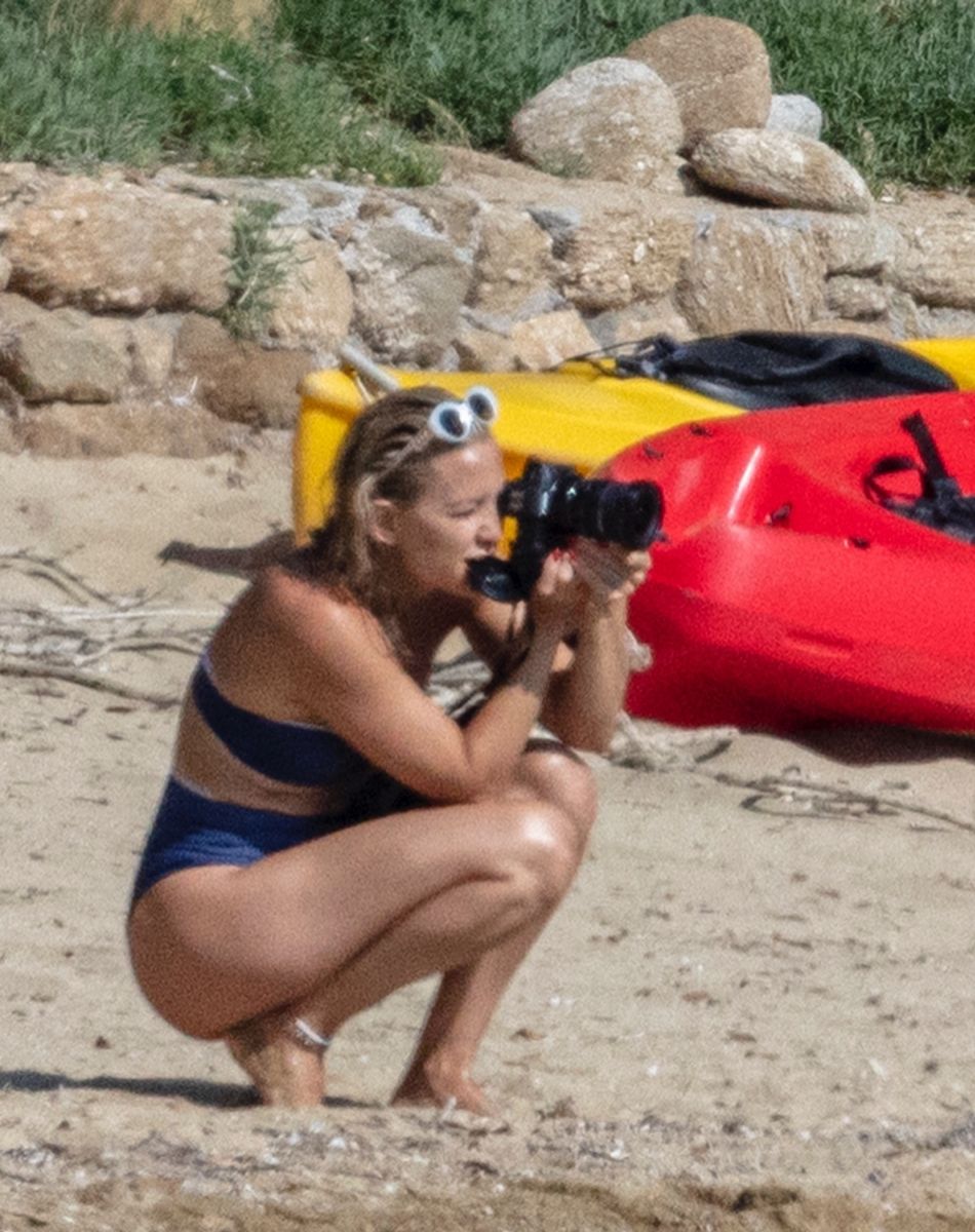 Kate Hudson prend des photos de ses enfants Ryder, Rani Rose et Bingham avec son compagnon Danny Fujikawa à Skiathos en Grèce le 19 juin 2021