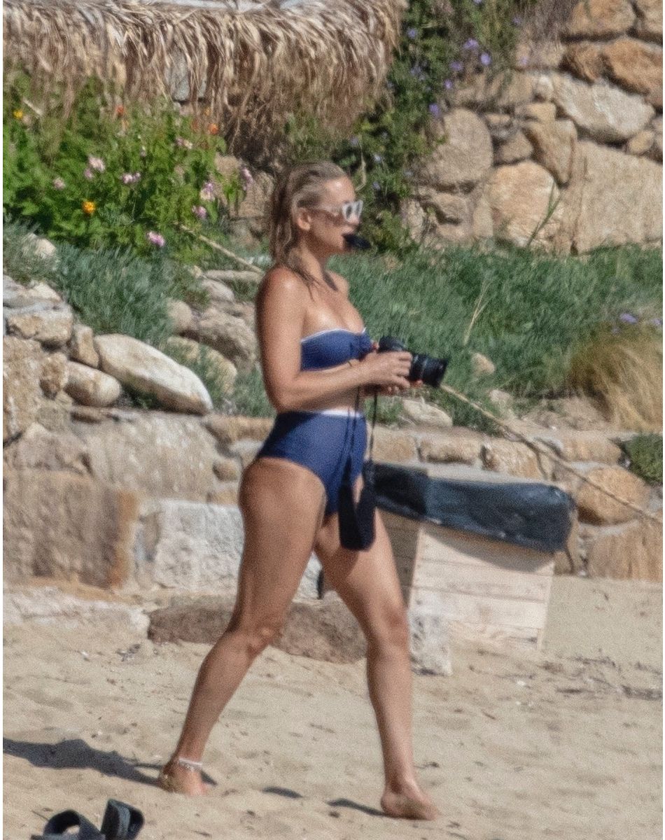 Kate Hudson prend des photos de ses enfants Ryder, Rani Rose et Bingham avec son compagnon Danny Fujikawa à Skiathos en Grèce le 19 juin 2021