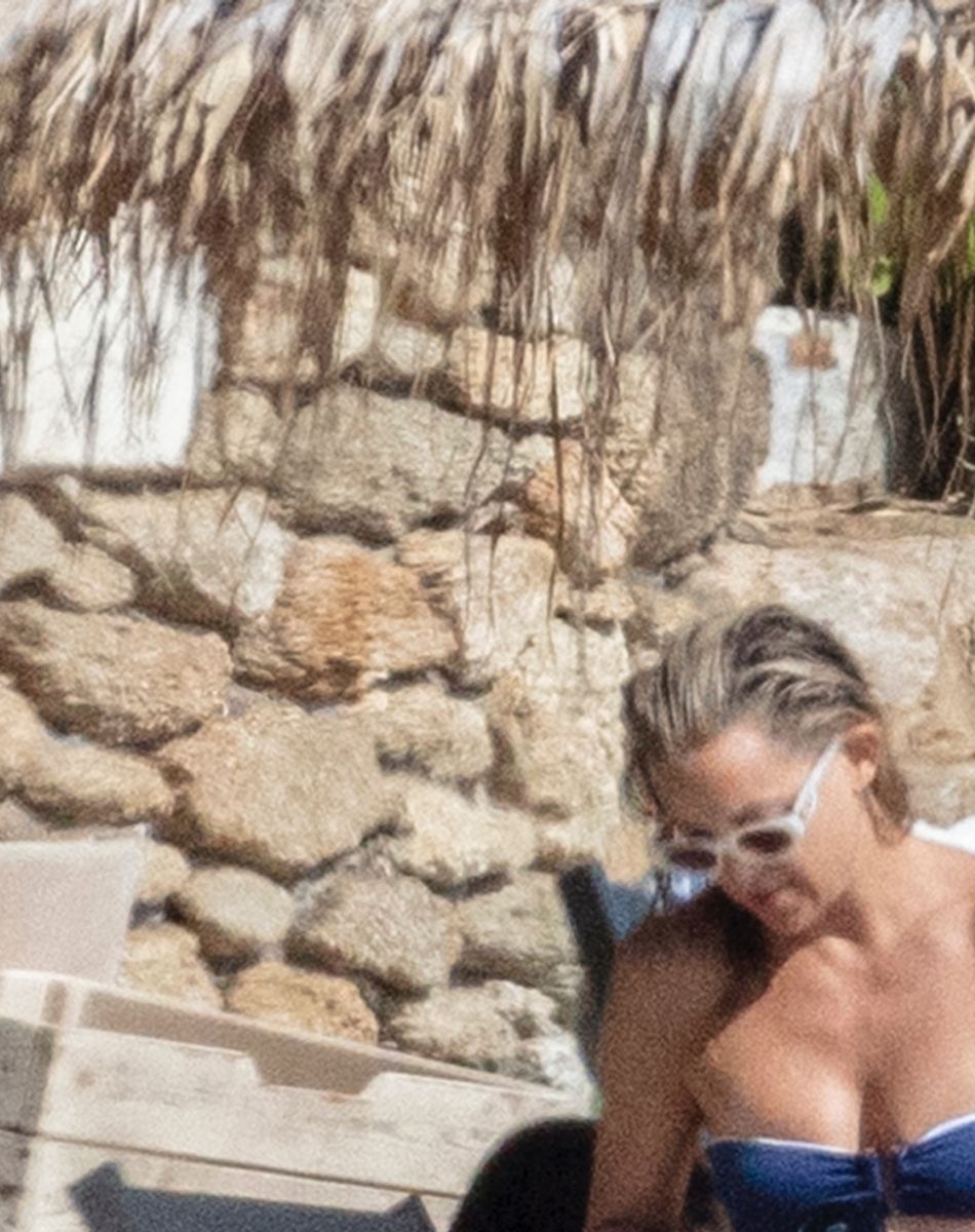 Kate Hudson prend des photos de ses enfants Ryder, Rani Rose et Bingham avec son compagnon Danny Fujikawa à Skiathos en Grèce le 19 juin 2021