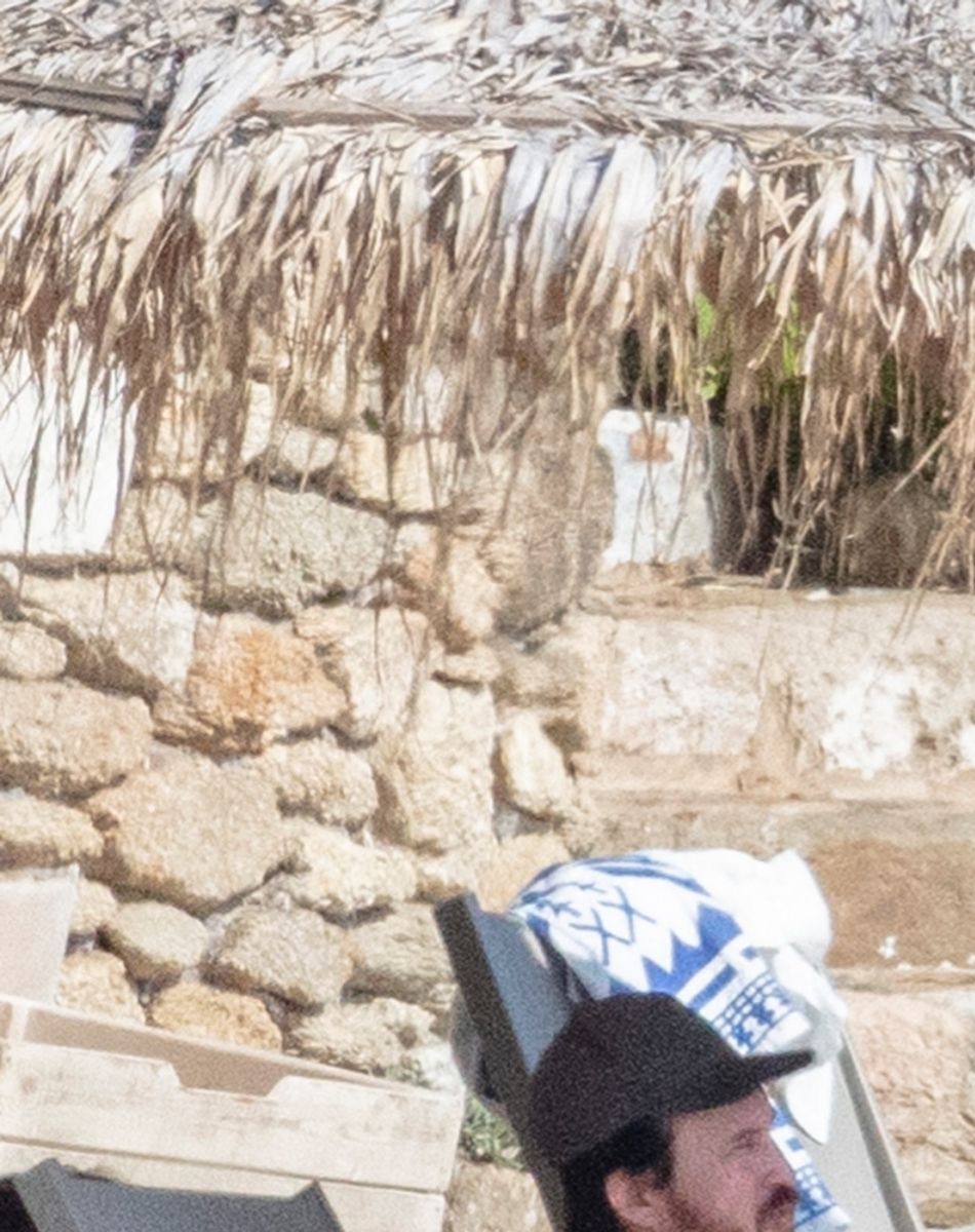 Kate Hudson prend des photos de ses enfants Ryder, Rani Rose et Bingham avec son compagnon Danny Fujikawa à Skiathos en Grèce le 19 juin 2021