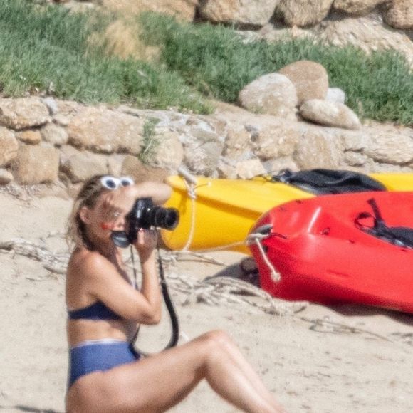 Kate Hudson prend des photos de ses enfants Ryder, Rani Rose et Bingham avec son compagnon Danny Fujikawa à Skiathos en Grèce le 19 juin 2021