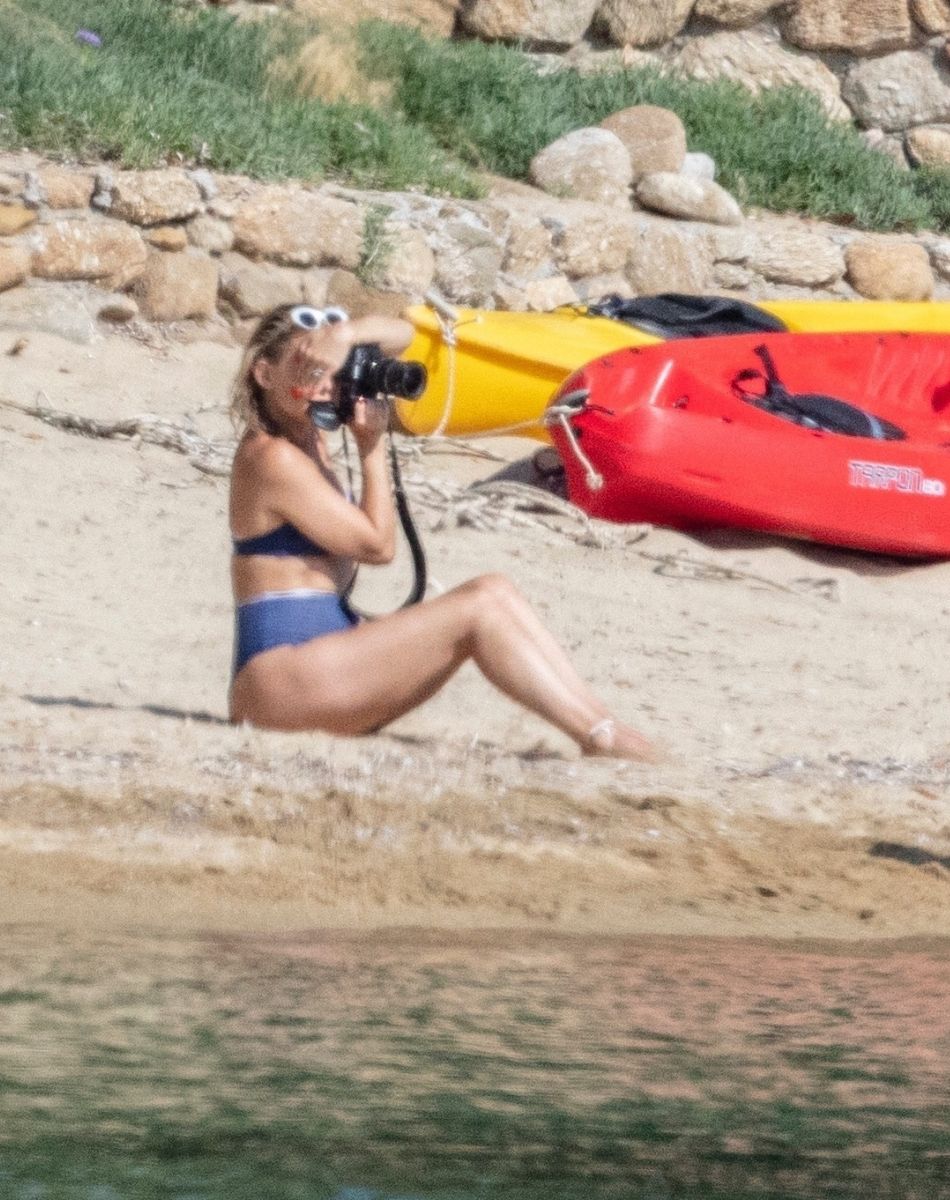 Kate Hudson prend des photos de ses enfants Ryder, Rani Rose et Bingham avec son compagnon Danny Fujikawa à Skiathos en Grèce le 19 juin 2021
