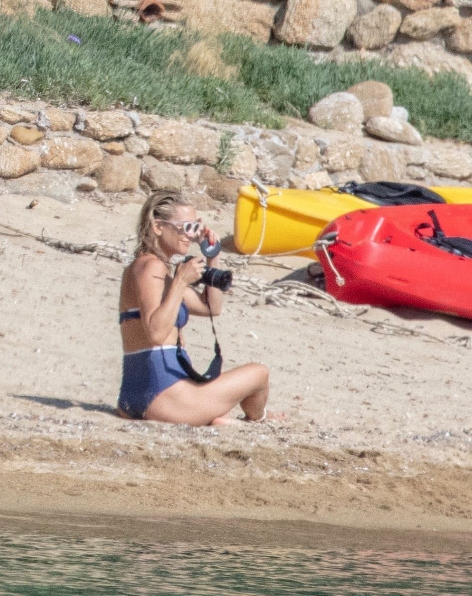 Kate Hudson prend des photos de ses enfants Ryder, Rani Rose et Bingham avec son compagnon Danny Fujikawa à Skiathos en Grèce le 19 juin 2021