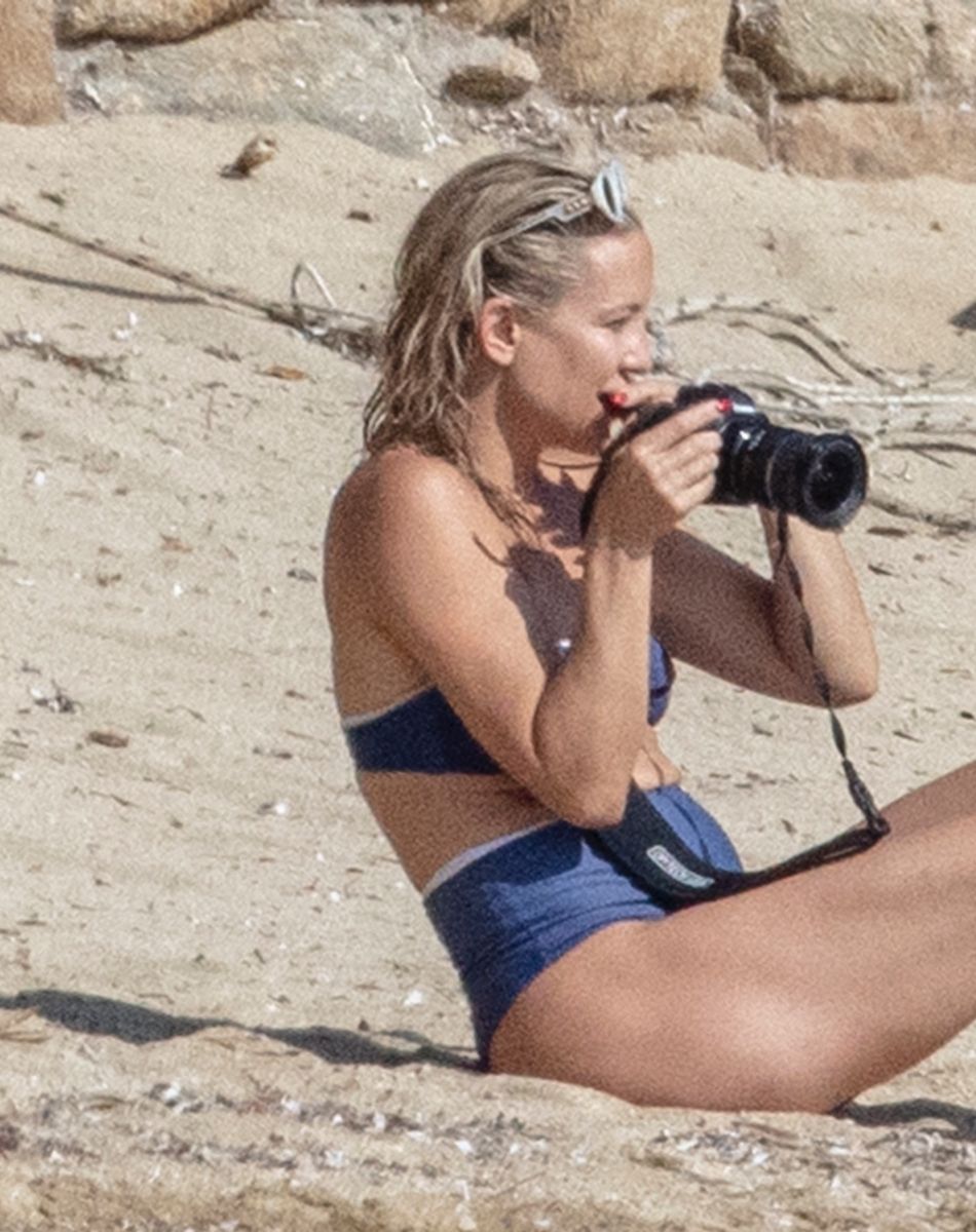 Kate Hudson prend des photos de ses enfants Ryder, Rani Rose et Bingham avec son compagnon Danny Fujikawa à Skiathos en Grèce le 19 juin 2021