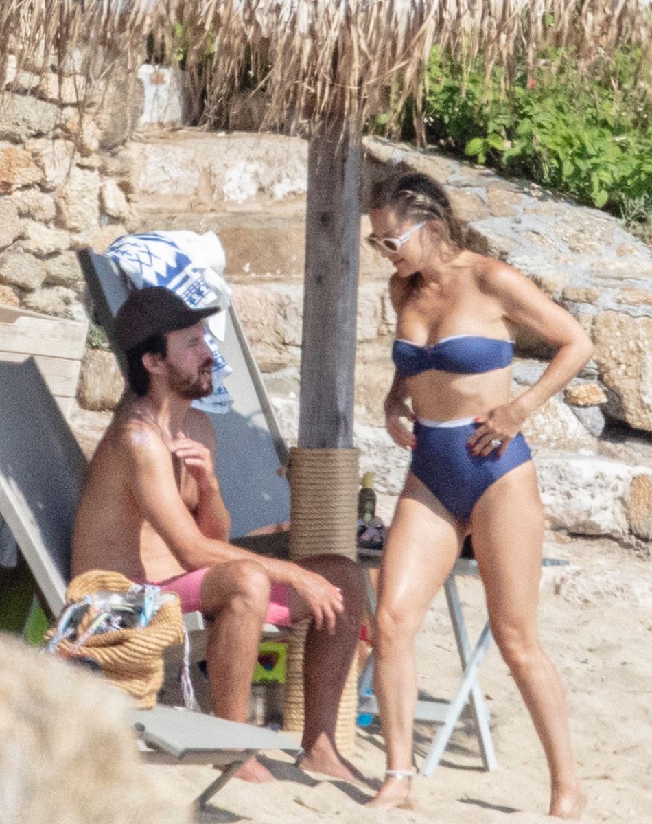 Kate Hudson prend des photos de ses enfants Ryder, Rani Rose et Bingham avec son compagnon Danny Fujikawa à Skiathos en Grèce
