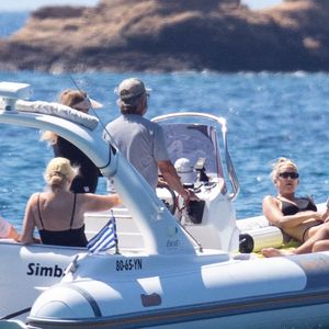 Exclusif - Kate Hudson passe ses vacances sur un bateau avec son compagnon Danny Fujikawa, sa mère Goldie Hawn et Kurt Russell à Skiathos en Grèce le 18 juin 2021.