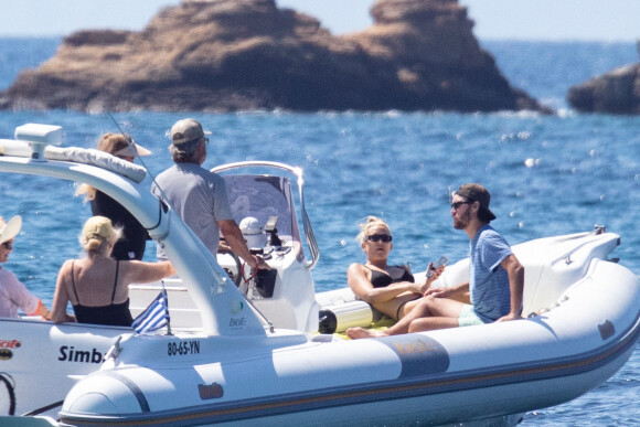 Exclusif - Kate Hudson passe ses vacances sur un bateau avec son compagnon Danny Fujikawa, sa mère Goldie Hawn et Kurt Russell à Skiathos en Grèce le 18 juin 2021.
