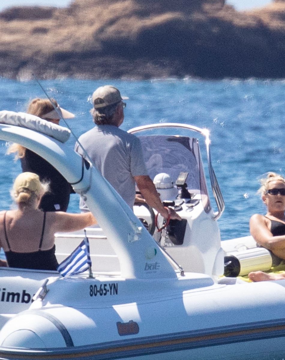 Exclusif - Kate Hudson passe ses vacances sur un bateau avec son compagnon Danny Fujikawa, sa mère Goldie Hawn et Kurt Russell à Skiathos en Grèce le 18 juin 2021.