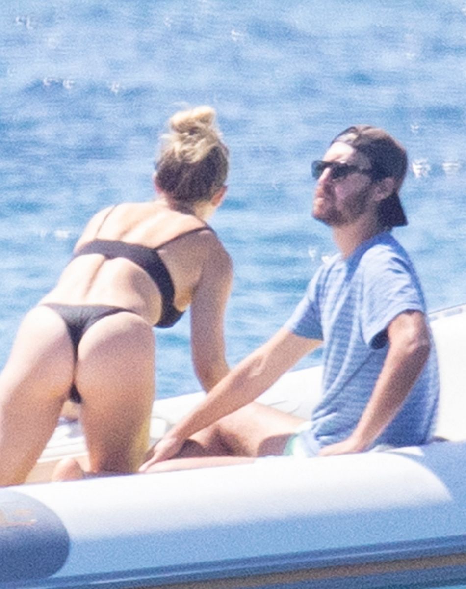 Exclusif - Kate Hudson passe ses vacances sur un bateau avec son compagnon Danny Fujikawa, sa mère Goldie Hawn et Kurt Russell à Skiathos en Grèce le 18 juin 2021.