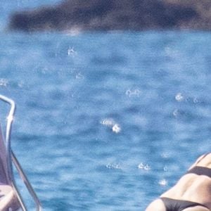 Exclusif - Kate Hudson passe ses vacances sur un bateau avec son compagnon Danny Fujikawa, sa mère Goldie Hawn et Kurt Russell à Skiathos en Grèce le 18 juin 2021.