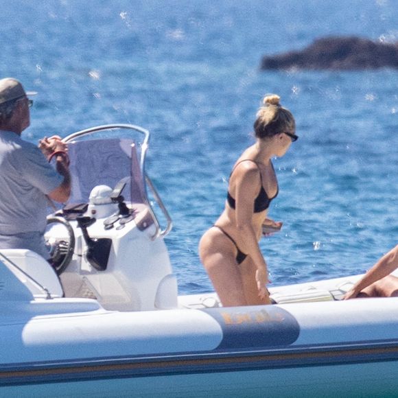 Exclusif - Kate Hudson passe ses vacances sur un bateau avec son compagnon Danny Fujikawa, sa mère Goldie Hawn et Kurt Russell à Skiathos en Grèce le 18 juin 2021.