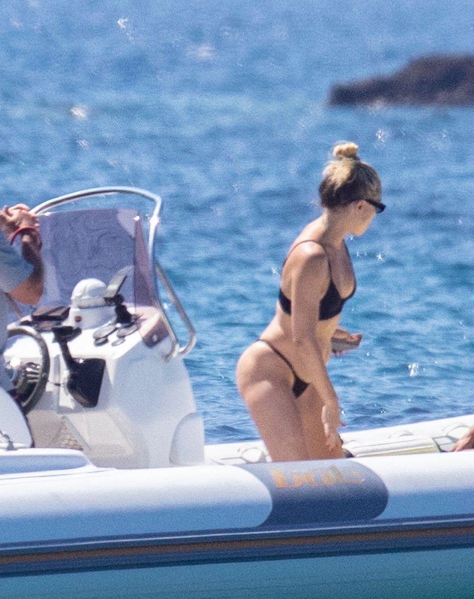 Exclusif - Kate Hudson passe ses vacances sur un bateau avec son compagnon Danny Fujikawa, sa mère Goldie Hawn et Kurt Russell à Skiathos en Grèce le 18 juin 2021.