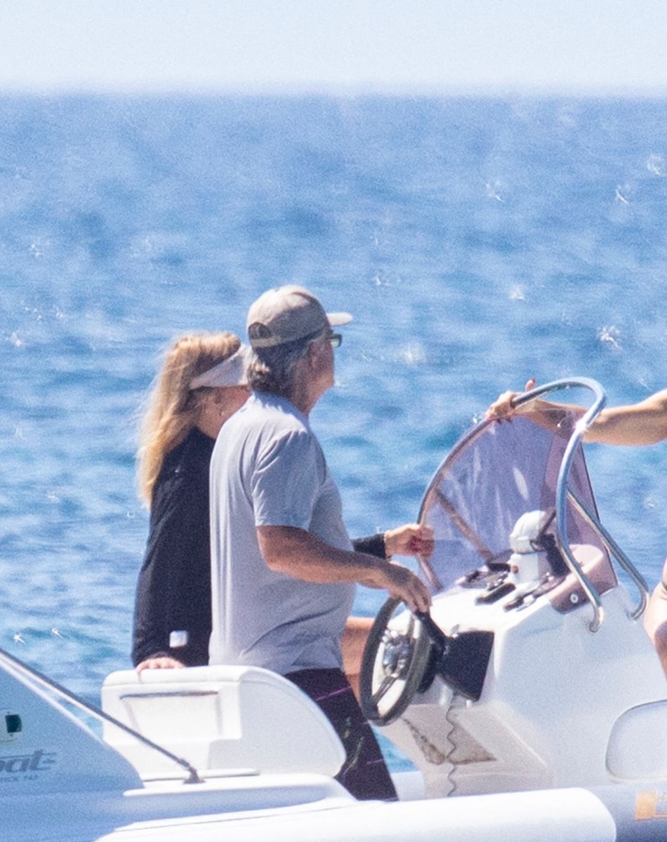 Exclusif - Kate Hudson passe ses vacances sur un bateau avec son compagnon Danny Fujikawa, sa mère Goldie Hawn et Kurt Russell à Skiathos en Grèce le 18 juin 2021.