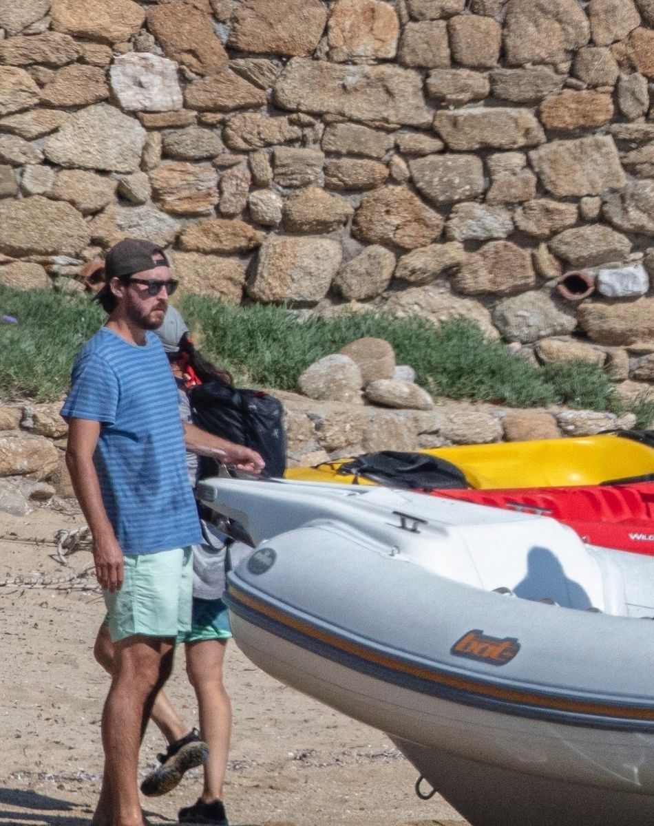 Kate Hudson passe ses vacances en famille à Skiathos, avec son compagnon Danny Fujikawa, leur fille Rani, sa mère Goldie Hawn et son compagnon Kurt Russell. Le 17 juin 2021.