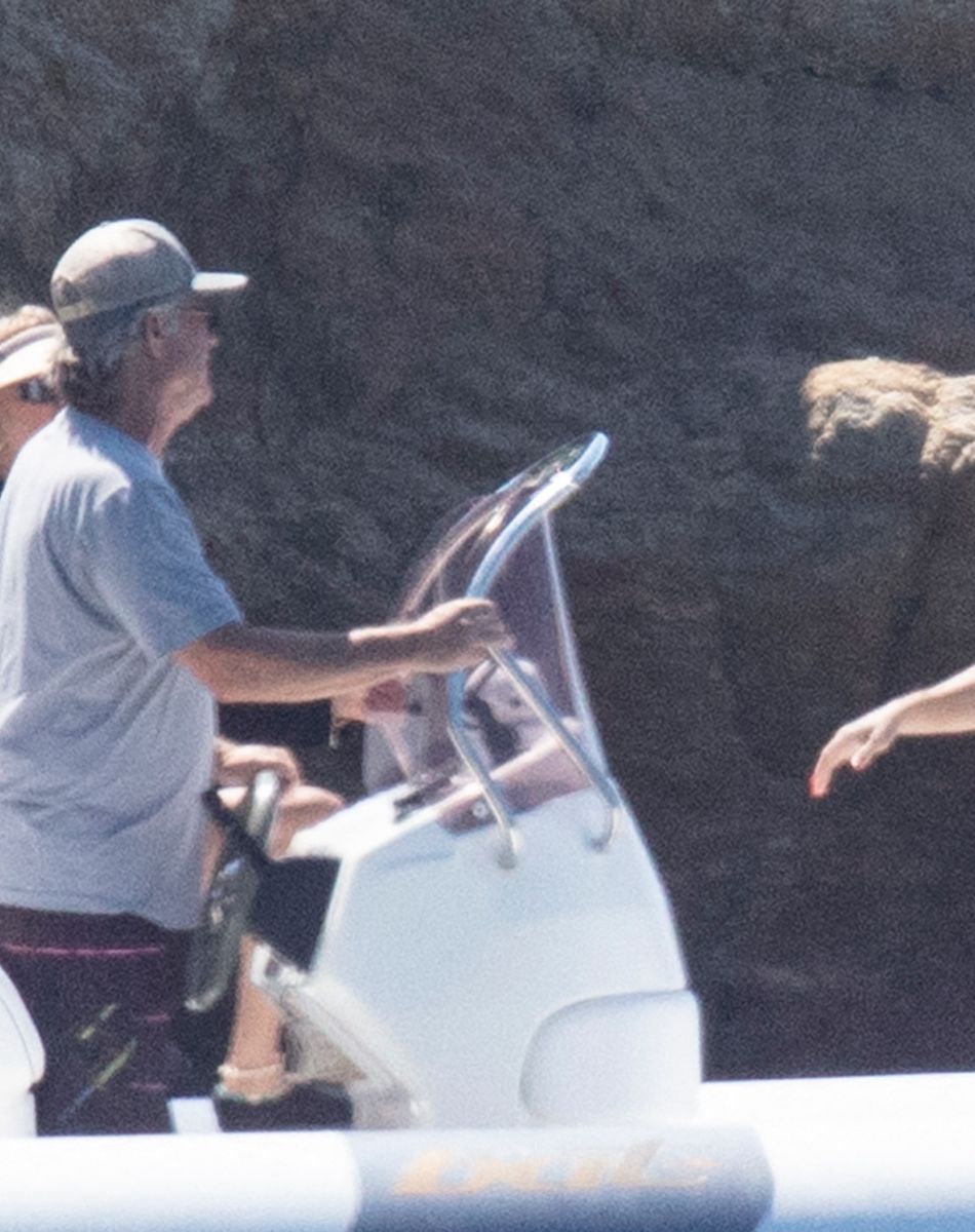 Exclusif - Kate Hudson passe ses vacances sur un bateau avec son compagnon Danny Fujikawa, sa mère Goldie Hawn et Kurt Russell à Skiathos en Grèce le 18 juin 2021.