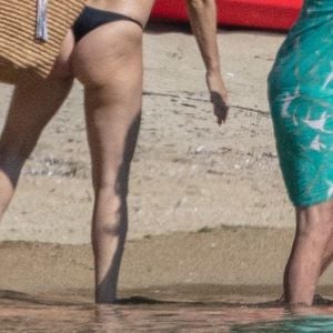 Kate Hudson passe ses vacances en famille à Skiathos, avec son compagnon Danny Fujikawa, leur fille Rani, sa mère Goldie Hawn et son compagnon Kurt Russell. Le 17 juin 2021.