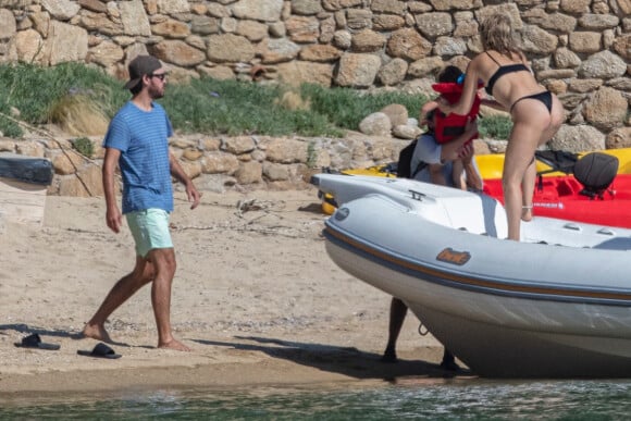 Kate Hudson passe ses vacances en famille à Skiathos, avec son compagnon Danny Fujikawa, leur fille Rani, sa mère Goldie Hawn et son compagnon Kurt Russell. Le 17 juin 2021.