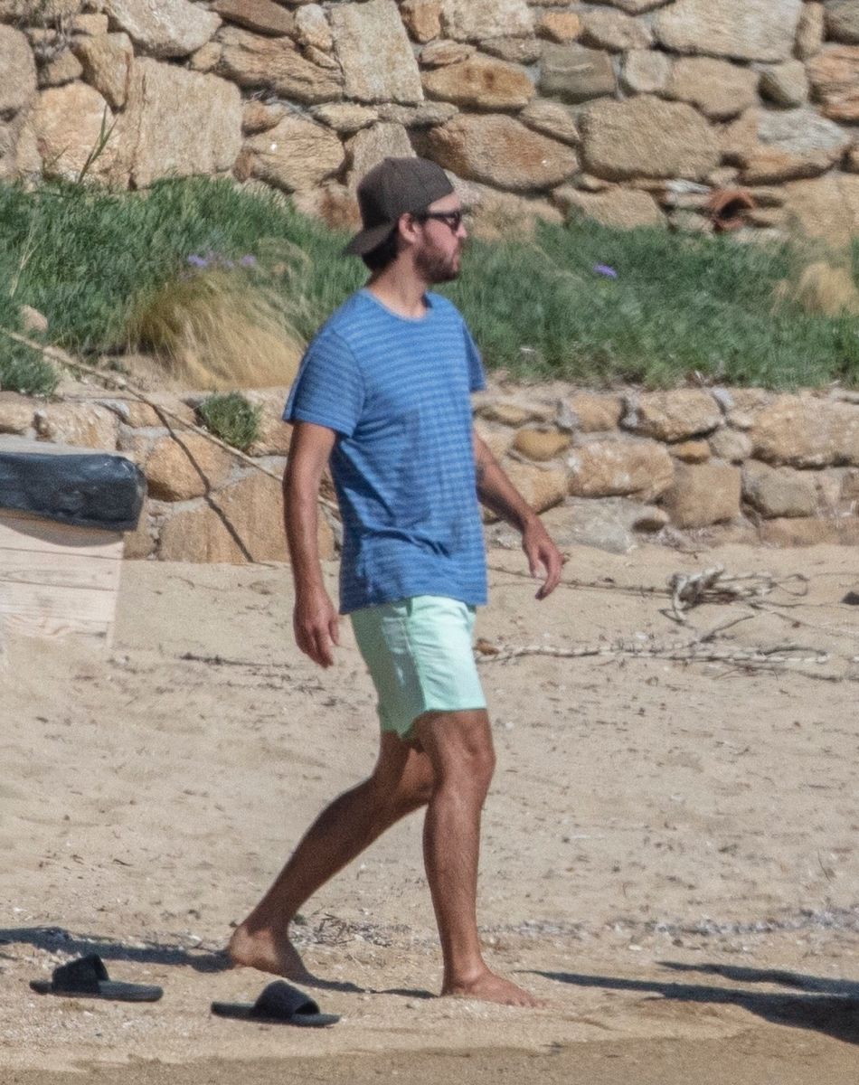 Kate Hudson passe ses vacances en famille à Skiathos, avec son compagnon Danny Fujikawa, leur fille Rani, sa mère Goldie Hawn et son compagnon Kurt Russell. Le 17 juin 2021.