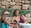 Kate Hudson passe ses vacances en famille à Skiathos, avec son compagnon Danny Fujikawa, leur fille Rani, sa mère Goldie Hawn et son compagnon Kurt Russell. Le 17 juin 2021.