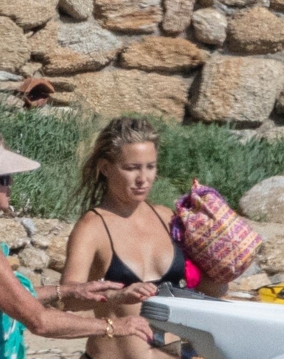 Kate Hudson passe ses vacances en famille à Skiathos, avec son compagnon Danny Fujikawa, leur fille Rani, sa mère Goldie Hawn et son compagnon Kurt Russell. Le 17 juin 2021.