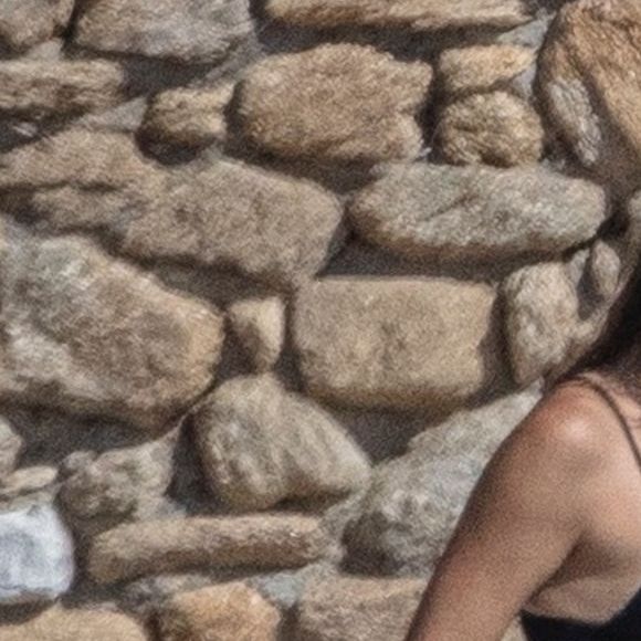 Kate Hudson passe ses vacances en famille à Skiathos, avec son compagnon Danny Fujikawa, leur fille Rani, sa mère Goldie Hawn et son compagnon Kurt Russell. Le 17 juin 2021.