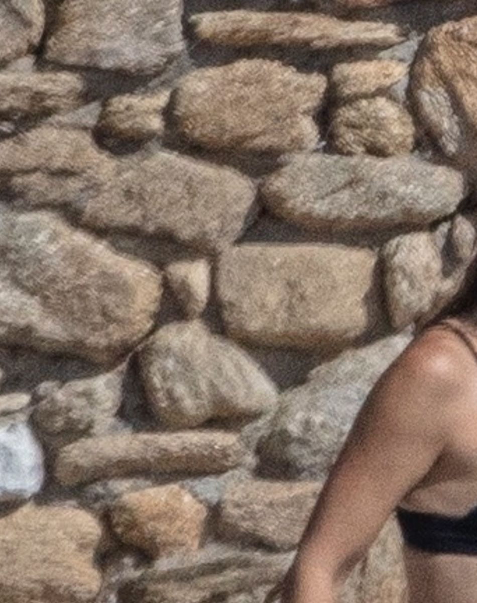 Kate Hudson passe ses vacances en famille à Skiathos, avec son compagnon Danny Fujikawa, leur fille Rani, sa mère Goldie Hawn et son compagnon Kurt Russell. Le 17 juin 2021.