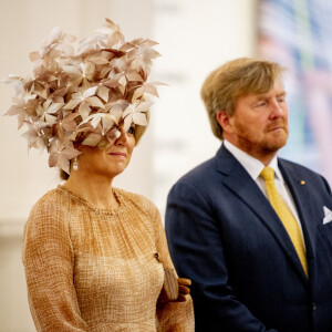 Le roi Willem-Alexander et la reine Maxima des Pays-Bas visitent l'exposition "New Materials All Goods, une exposition du designer néerlandais et directeur du "JongeriusLab" Hella Jongerius, au Gropius Bau à Berlin, le 6 juillet 2021, dans le cadre de leur visite d'Etat de trois jours en Allemagne.