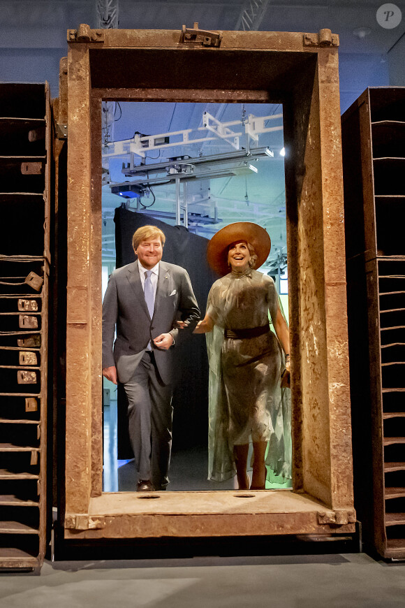 Le roi Willem-Alexander et la reine Maxima des Pays-Bas visitent l'exposition Berlin Global au musée Forum Humboldt à Berlin, dans le cadre de leur visite d'Etat de trois jours en Allemagne. Le 7 juillet 2021.