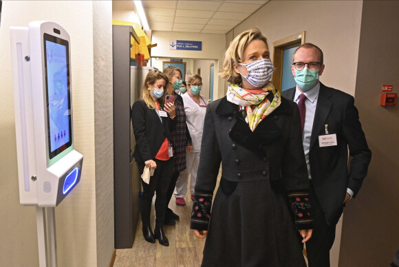 La princesse Delphine de Belgique (Delphine de Saxe-Cobourg) assiste à la journée de vaccination contre la grippe pour le personnel du CHU Saint-Pierre de Bruxelles le 17 novembre 2020.