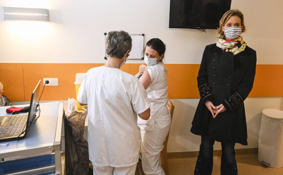 La princesse Delphine de Belgique (Delphine de Saxe-Cobourg) assiste à la journée de vaccination contre la grippe pour le personnel du CHU Saint-Pierre de Bruxelles le 17 novembre 2020.